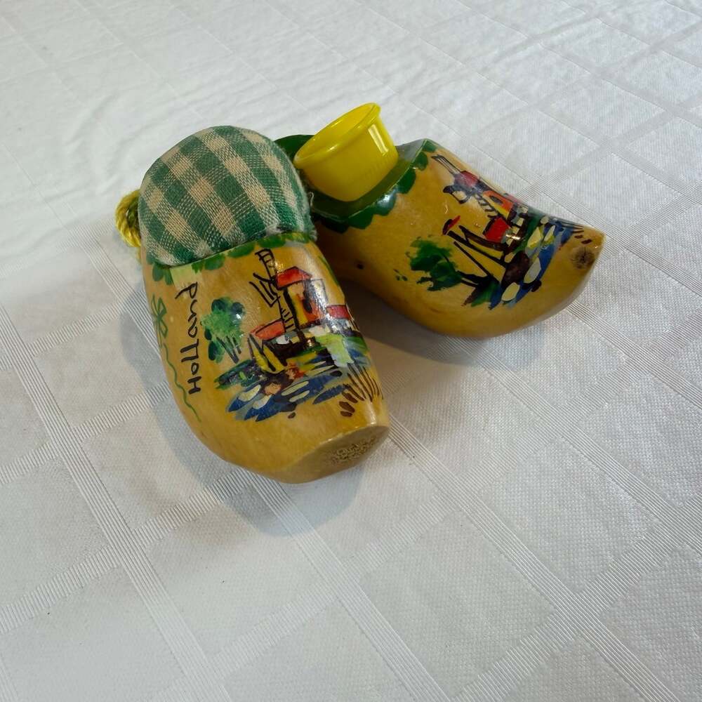 Holland Souvenir Wooden Shoes Dutch Clogs Windmill Pin Cushion Yellow Thimble